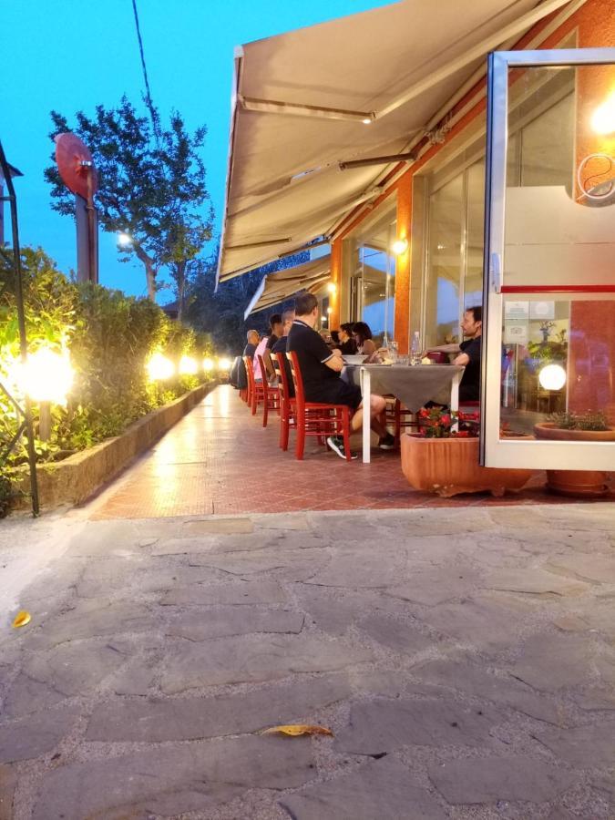 San Quirico Locanda Ristorante Pizzeria Hotel Barbarasco Екстериор снимка